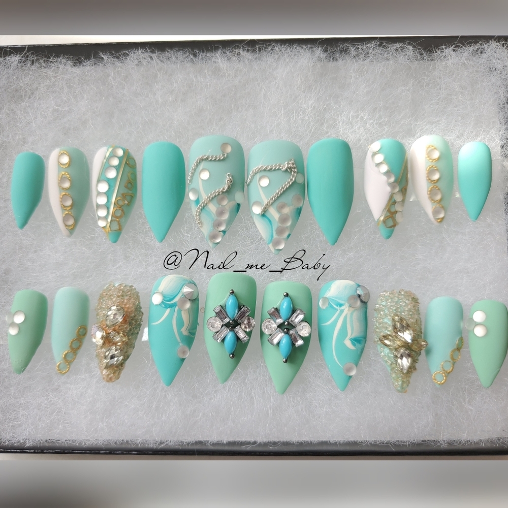 Luxurious press-on Nails - Picture 10 of 13